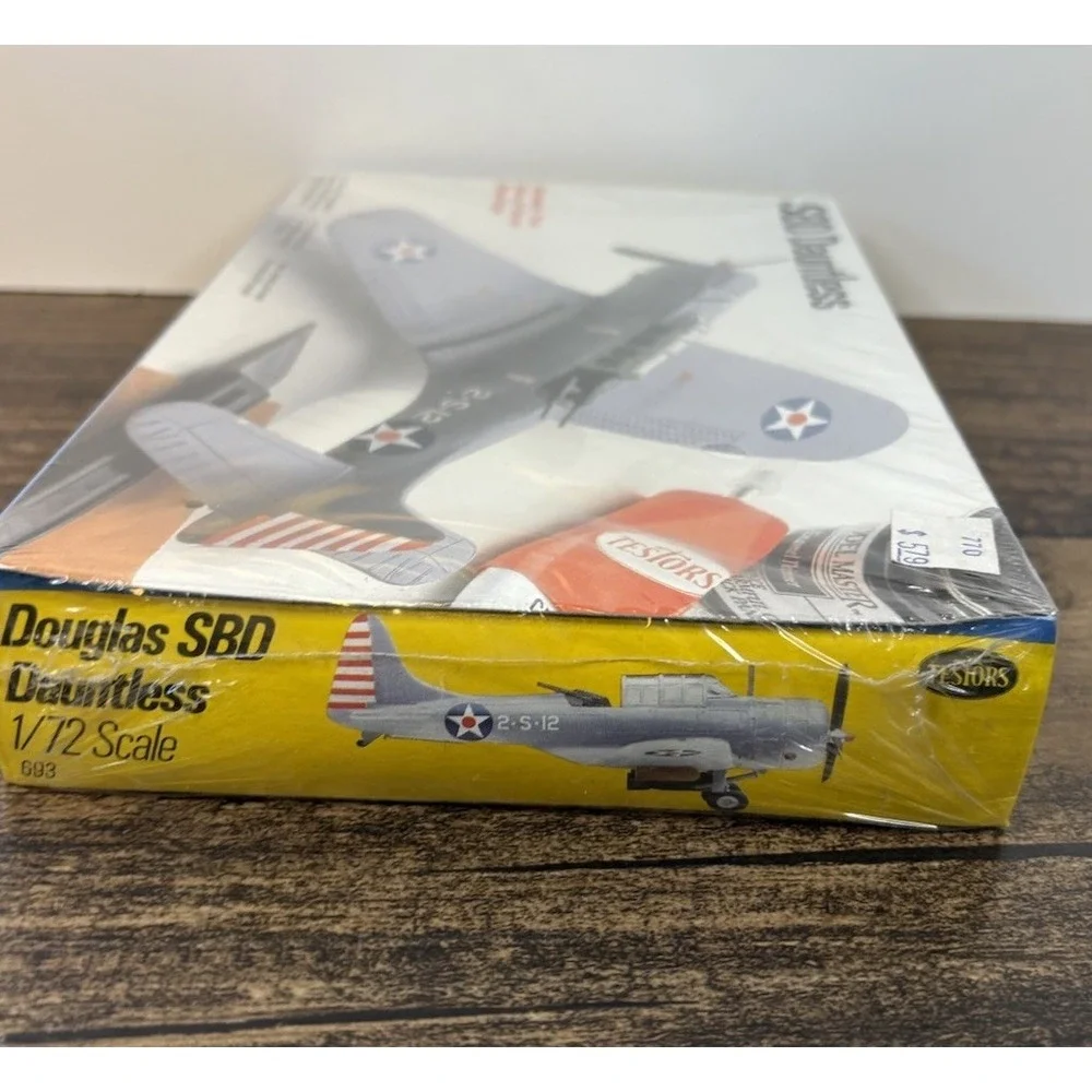 Testors Douglas SBD Dauntless 1:72 Scale Model Kit #693 SEALED